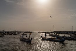 Accra;-Ghana;-Jamestown;-fishing-harbour;-channel;-pirogue;-raking-light;-silver-light;-haze;-birds;-atmosphere;-artisanal-fishing;-Gulf-of-Guinea;-West-Africa;-historic-district;-documentary-photography;-Kaleidos;-Kaleidos-images;-La-parole-à-limage;-Stories-Pictures;-Tarek-Charara